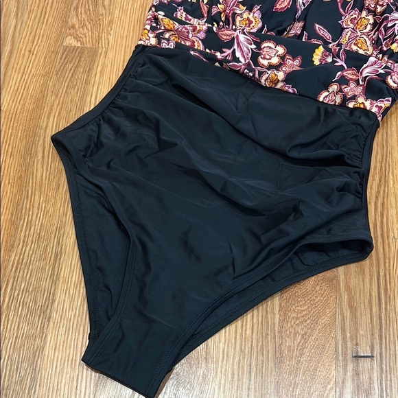Cupshe halter top Floral v neck Black one piece Swimwear women’s medium new - Picture 3 of 7
